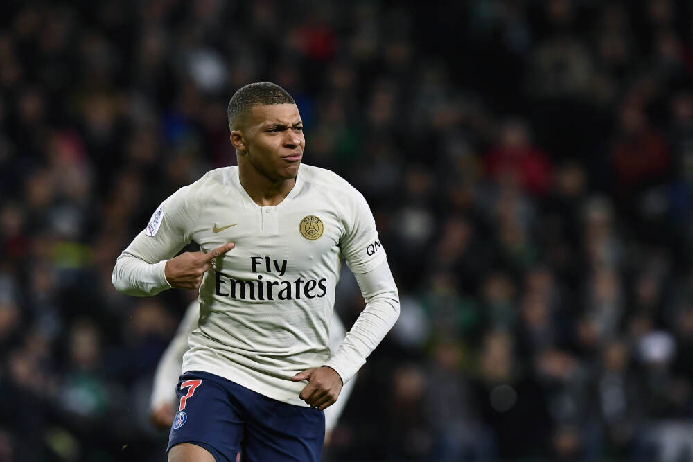 刘诗诗机场私服真会穿! 藏蓝大衣+牛仔裤+短靴, 时髦高级又洋气!